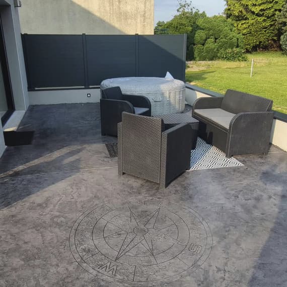 AR'Beton, artisan spécialiste en béton décoratif, béton imprimé et béton désactivé pour terrasses et extérieurs