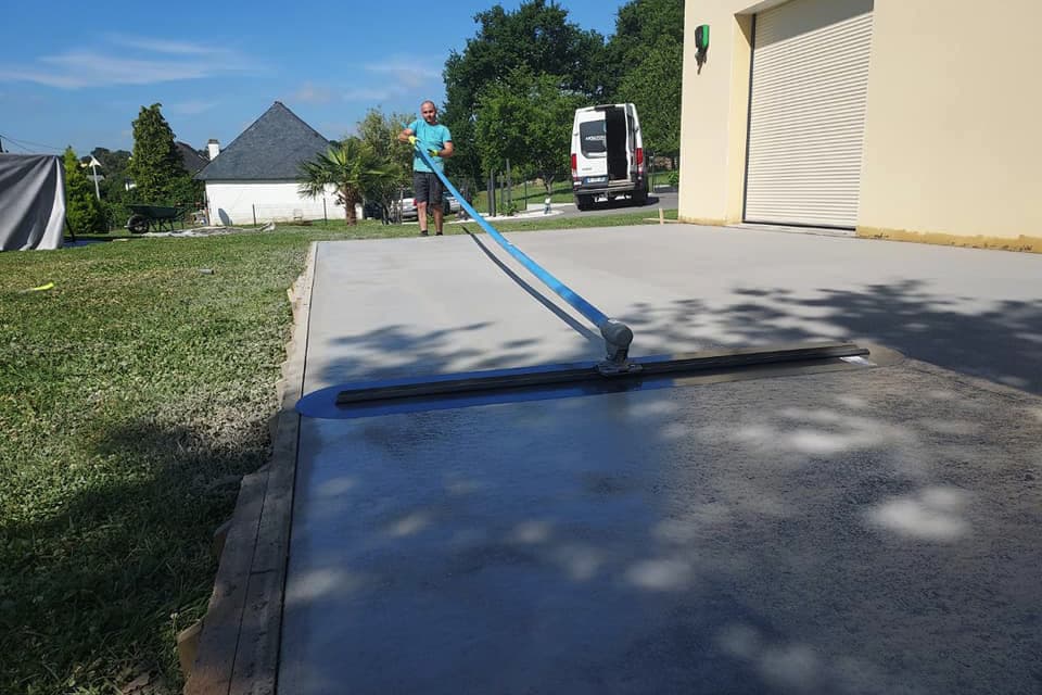 Ar' Béton, application de béton balayé pour une terrasse antidérapante et durable